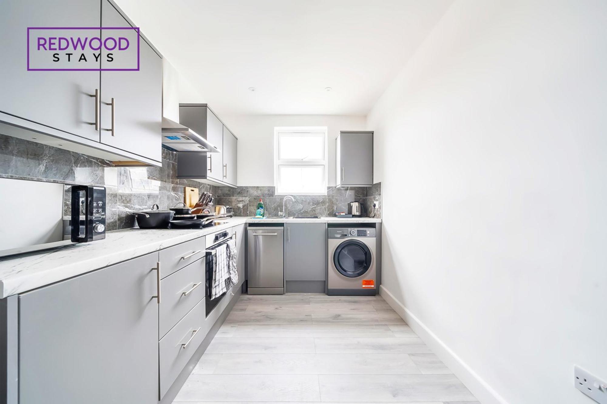 Brand New, 2 Bed 1 Bath, Modern Town Center Apartment, Free Wifi & Netflix By Redwood Stays Алдършот Екстериор снимка