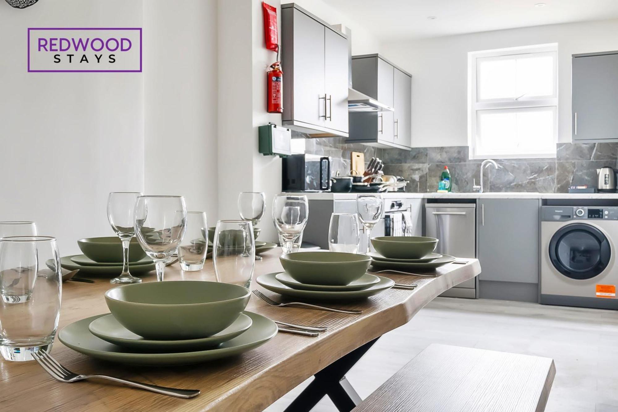 Brand New, 2 Bed 1 Bath, Modern Town Center Apartment, Free Wifi & Netflix By Redwood Stays Алдършот Екстериор снимка