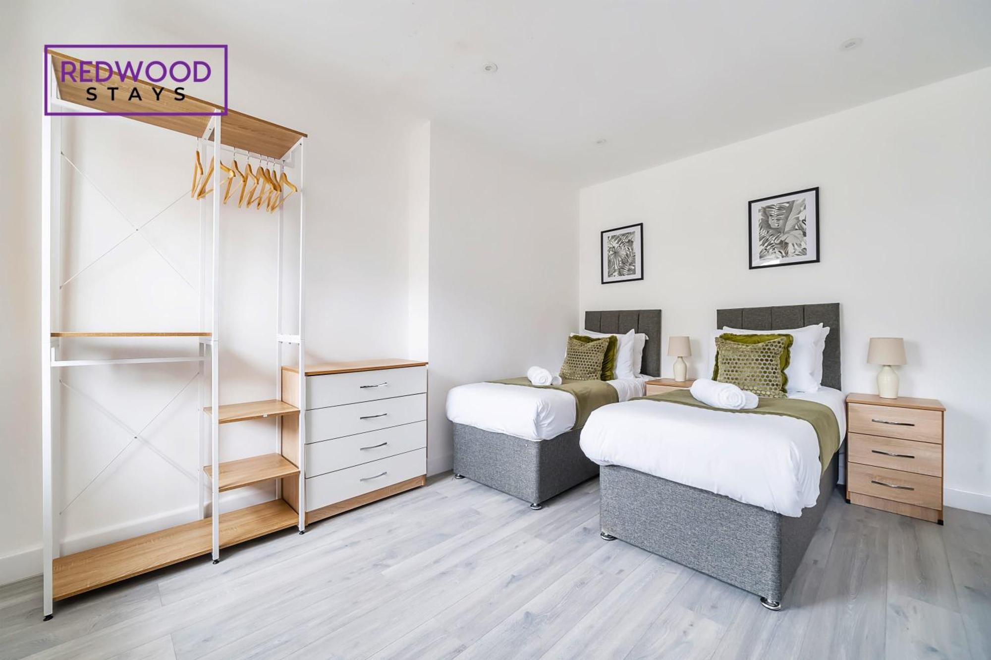 Brand New, 2 Bed 1 Bath, Modern Town Center Apartment, Free Wifi & Netflix By Redwood Stays Алдършот Екстериор снимка