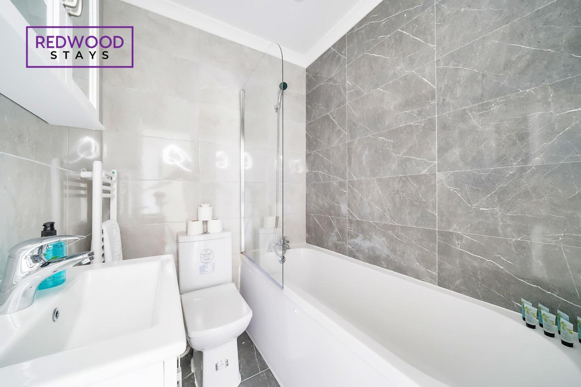 Brand New, 2 Bed 1 Bath, Modern Town Center Apartment, Free Wifi & Netflix By Redwood Stays Алдършот Екстериор снимка