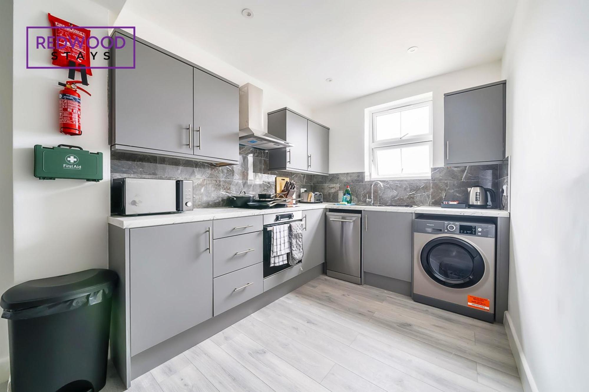 Brand New, 2 Bed 1 Bath, Modern Town Center Apartment, Free Wifi & Netflix By Redwood Stays Алдършот Екстериор снимка
