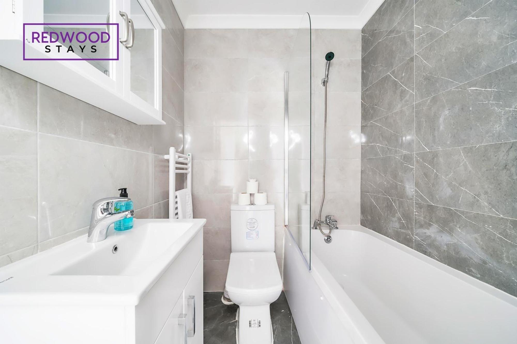 Brand New, 2 Bed 1 Bath, Modern Town Center Apartment, Free Wifi & Netflix By Redwood Stays Алдършот Екстериор снимка