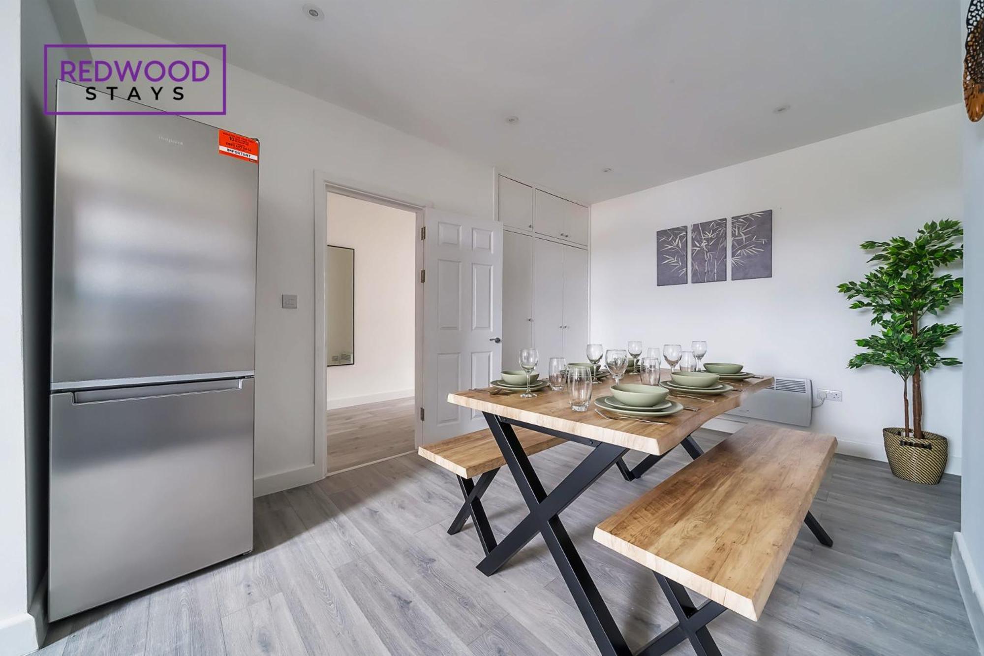 Brand New, 2 Bed 1 Bath, Modern Town Center Apartment, Free Wifi & Netflix By Redwood Stays Алдършот Екстериор снимка