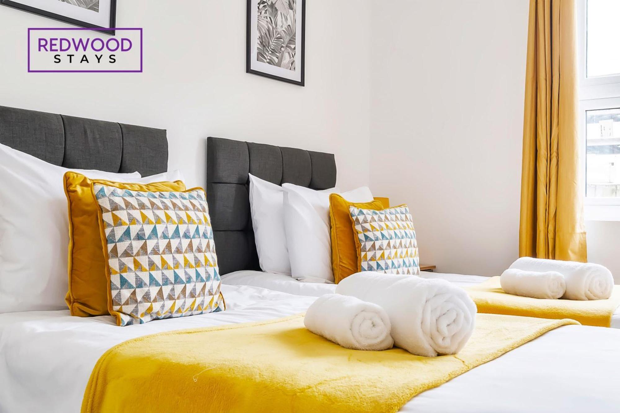 Brand New, 2 Bed 1 Bath, Modern Town Center Apartment, Free Wifi & Netflix By Redwood Stays Алдършот Екстериор снимка